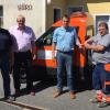 Bauhofleiter Siegfried Uhl, Jürgen Lang (N-ERGIE), Tobias Reindel (ÜWS) und der Bauhof-Mitarbeiter Günter Sieber (von links) mit dem Elektro-Transporter.