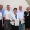 Ehrenamtskoordinatorin Linda Denner (links), Juliane Freund (Zweite von rechts) und Landrat Thomas Habermann überreichten die Ehrenamtspreise an Karl Katzenberger (3.v. links), Heidrun Mauder (Mitte) und Gerhard Schätzlein (rechts daneben).  Mit auf dem Bild ist Hohenroths Bürgermeister Georg Straub.
