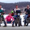 Selbstverständlich haben unsere Motorräder auch Namen bekommen! (Von links) Manfred mit Jacky, ich mit James und Lukas mit Feli. Melanie (Zweite von links) ist bei Lukas mitgefahren.