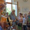 Eine Station der Sommerlehrfahrten der Landfrauen: Claudio Pingold in Gräfendorf-Lilling erklärt den Gästen aus dem Landkreis Würzburg seine Brennerei. 