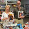 Der Kinderbuchautor THiLO war zu Gast in der Gemeindebücherei Waldbüttelbrunn. Im Bild von links Büchereileiterin Violetta Zöller und Thilo Petry-Lassak. Der Kinderbuchautor THiLO war zu Gast in der Gemeindebücherei Waldbüttelbrunn. Im Bild von links Büchereileiterin Violetta Zöller und Thilo Petry-Lassak.