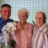 Bürgermeister Peter Kornell (links) beglückwünschte Betty und Günter Koch zur eisernen Hochzeit.