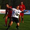 Weihnachten kann kommen: Mit einer gelungenen Vorstellung und einem klaren 4:1-Sieg beim ASV Hollfeld (Mitte Dominik Schorn) verabschiedete sich der TSV Aubstadt (links Jan Schneider, rechts Julius Benkenstein) in die Winterpause.