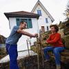 „Wohnen mit Hilfe“: Der Student Marvin Mesenbrock und die Vermieterin Charlotte Blessing arbeiten in Tübingen gemeinsam im Garten.