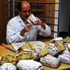 Ansehen, riechen, schmecken: Sieben Bäckereien aus den Regionen Würzburg und Ochsenfurt haben sich heuer mit 17 Stollen an der freiwilligen Qualitätsprüfung der Bäckerinnung Mainfranken beteiligt. Qualitätsprüfer Manfred Stiefel nahm sie genau unter die Lupe.