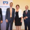Otto Kunzmann, Michael Brückner, Andrea Helbig, Johann Rebl und Dr. Georg von Zimmermann (von links) bei der Generalversammlung der Raiffeisenbank Frankenwinheim und Umgebung im Lülsfelder Sportheim.