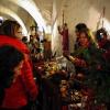 Riesiges Angebot: Um die 60 Aussteller boten beim Weihnachtsmarkt im Zeilitzheimer Barockschloss ihre Waren an. Es gab nahezu alles, was Kunst und Handwerk zu bieten haben. Auch für ein vielfältiges Rahmenprogramm hatte die gastgebende Familie von Halem bestens gesorgt.