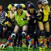 Da geht's hart zur Sache: Spielerinnen der Stuttgart Valley Rollergirlz (in schwarz) und der Karlsruher Rockarollers (in Gelb) während eines Spiels in Karlsruhe. In den USA ist der Sport Roller Derby, bei dem sich die Frauen aus der Bahn bringen, weit verbreitet. Jetzt erobert das rasante Spiel Deutschland.