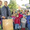 Aufregend: Marktbreits Bürgermeister Erich Hegwein und der Vorsitzende der Elterninitiative, Harald Seidler, legen gemeinsam den Grundstein für den Kindergartenneubau.
