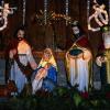 Weihnachtshaus in Premich: Irmgard Reith hat rund 100 Figuren rund um ihr hell erleuchtetes Haus aufgestellt.