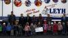 (ks)   Unter dem Motto „Spenden statt Schenken“ verteilt das Familienunternehmen Leyh in der Vorweihnachtszeit Spendenschecks an Einrichtungen für Kinder in der Stadt Ostheim und der näheren Umgebung. Firmeninhaber Joachim Leyh und Juniorchef Matthias Leyh wollen anstelle von Sachgeschenken für ihre Firmenkunden den Nachwuchs unterstützen. So wurde das Budget unter vier Einrichtungen verteilt: dem evangelischen Kindergarten „Schobert-Haus“ aus Ostheim, der städtischen Kindergrippe „Storchennest“, dem evangelischen Kindergarten Urspringen und dem Kinderheim Nicol-Haus in Willmars. Stellvertretend für alle vier Einrichtungen positionierten sich die Ostheimer Kindergartenkinder mit ihren Betreuern Sieglinde Misch, Johannes Adler und Waltraud Hagen, Martin Bohn vom Kinderheim Willmars und Tanja Schubert vom Kindergarten Urspringen zusammen mit Joachim Leyh (rechts) und Matthias Leyh (links) zu einem Erinnerungsfoto. Die Aufnahme ziert nun übrigens alle Weihnachtskarten und Glückwunschbriefe des Leyh Lebensmittel-Großhandels, um die Kunden und Geschäftspartner entsprechend zu informieren. Alle Institutionen bedankten sich für die Spende und sicherten eine zweckgebundene Verwendung zu.