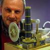 Tüftler mit Schwung: Klaus Hünig, erfolgreicher Entwickler der Sonnenfinsternis-Schutzbrille und Betreiber eines Verlags für Himmelskunde und Technik-Basteleien, bringt seine neuestes Technik-Spielzeug auf den Markt: eine Dampfmaschine aus Karton zum Selberbauen.