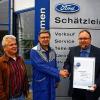 Auszeichnung: Bernhard Fischer (Verkäufer) und Wilhelm Schätzlein (Inhaber) nahmen in Uettingen die A1-Urkunde für beste Gebrauchtwagenqualität aus den Händen von Arsenius Stuhler (von links) entgegen.
