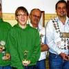 Treffsicher: Vorsitzender Johann Reinbarth (links) und Schützenmeister Hermann Hegwein (rechts) überreichten an die erfolgreichen Schützen die Pokale. Matthias Eisenhut (Dritter von rechts) erhielt als neuer König die Schützenkette.