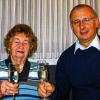 Prosit auf den runden Geburtstag: Bürgermeister Norbert Endres gehörte zu den zahlreichen Gratulanten, die Elfriede Schäfer in Homburg zum 80. Geburtstag besuchten.