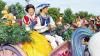 Faschingszug das ganze Jahr: Auch Schneewittchen und ihr Prinz dürfen bei der täglichen Parade durch die Menschenmassen im Park nicht fehlen.