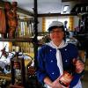 (bert)   Nach einer Pause eröffnet am Freitag das Landgasthaus Winzerhof in Thüngersheim neu. Wirtin ist Gaby Bachmann, die zuvor das Gasthaus im Weingut Brand in Randersacker geführt hatte. Der rustikal eingerichtete Winzerhof an der Veitshöchheimer Straße liegt am Ortsrand von Thüngersheim und gehört zum Privatweingut Hart, und so werden natürlich dessen Weine dort ausgeschenkt. Hier findet man auch selten gewordene Rebsorten wie Huxel, Morio-Muskat oder Gewürztraminer.