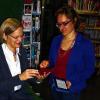 Neu im Angebot: Bürgermeisterin Christine Konrad und die Leiterin der Stadtbibliothek Dettelbach, Lea Schneeberger, testen die E-Book-Reader, die ab Dezember zur Verfügung stehen.