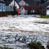 Land unter: Durch das Hochwasser wurde die Straße zwischen Erlsdorf und Sulzbach überschwemmt.