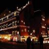 (tsc)   Zwischen 70 000 und 80 000 Leuchten  erstrahlen am „Weihnachtshaus“ in der Mainbernheimer Herrnstraße. Schon seit rund 15 Jahren ist das Wohnhaus der Familie Krämer opulent geschmückt und ein Hingucker nicht nur für Besucher aus der Region. „Die Leute kommen zum Teil von weit her, aus Berlin oder München“, berichtet Rosa Krämer. Selbst in einer kanadischen Zeitung sei über das Haus bereits berichtet worden. Angefangen hatte alles „mit ein paar Figuren“. Die seien der Familie dann aber doch zu wenig gewesen, erzählt Rosa Krämer. Der Weihnachtsschmuck, der das Jahr über weite Teile einer Scheune ausfüllt, wird schon ab Anfang Oktober angebracht. Pünktlich am Samstag vor dem ersten Advent wird dann der Schalter umgelegt – und die Lichter und Figuren strahlen täglich zwischen 16 und 22 Uhr. Bis zum Dreikönigstag kann das leuchtende Weihnachtshaus bewundert werden. Die Stromkosten haben die Krämers inzwischen Dank energiesparender LED-Lampen einigermaßen im Griff. Wer sich und anderen etwas Gutes tun will, der kann ihn einem Pavillon Glühwein und Gebäck zu sich nehmen – gegen eine Spende. Der Reinerlös kommt, so Familie Krämer,  mukoviszidosekranken Kindern zugute.