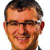 (dh)   Mit Wirkung zum 1. Januar 2013 ernennt die Raiffeisenbank Main-Spessart den Prokuristen Markus Baumann zum Regionaldirektor. Dies teilt die Bank in einer Presseerklärung mit. Damit soll die Bedeutung des Kompetenzzentrums Marktheidenfeld unterstrichen werden. Mit der Ernennung würdigt der Vorstand die leitende Tätigkeit von Markus Baumann im Firmenkundengeschäft und überträgt ihm zusätzlich Repräsentationsaufgaben vor Ort. Der 45-jährige Homburger ist bereits seit 1983 für die Raiffeisenbank tätig und freut sich auf die neue Aufgabe. Die Raiffeisenbank Main-Spessart eG ist mit einer Bilanzsumme von rund 1,2 Milliarden Euro die zweitgrößte Genossenschaftsbank in Unterfranken. In unserer gestrigen Ausgabe war dieser Bericht mit dem falschen Bild erschienen. Die Redaktion entschuldigt sich für das Versehen.