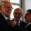 Feierlicher Moment: Regierungspräsidenten Paul Beinhofer (Mitte) und Staatssekretär Gerhard Eck (rechts) überreichten den Verdienstorden der Bundesrepublik Deutschland an Ernst Kastner.