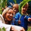 Bundesfamilienministerin Kristina Schröder mit Kindern: Unionspolitiker kritisieren, dass sie Kindern gegenüber Wert auf politisch korrekte Redeweisen legt und „das Gott“ statt „der Gott“ sagt.