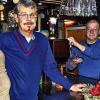 Betreiberwechsel: Isabella und Friedl Pechmann (links im Bild) heißen den neuen Wirt Andreas Behr und seine Frau Angelika im Gasthaus Krone in Hofheim willkommen.