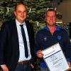 (geo)   Geschäftsführer Michael Mühlherr (links) vom Mercedes-Autohaus Max Schultz gratulierte Jürgen Sopp zu dessen 40-jähriger Betriebszugehörigkeit. Sopp hatte schon seine Ausbildung zum Lkw-Mechaniker in dem Autohaus absolviert, das damals noch von Karl Mühlfeld geführt wurde. Zur Anerkennung überreichte Mühlherr Urkunde und Medaille der Handwerkskammer Unterfranken.