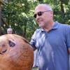 Lothar Hofmann hat seine Kugel aus Wurzelholz "Childrens World" genannt. Lothar Hofmann hat seine Kugel aus Wurzelholz "Childrens World" genannt.