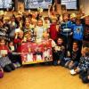 (gmv)   Nahezu 50 Drittklässler der Grundschule Margetshöchheim sind nun Besitzer des Ernährungsführerscheins. Vier Wochen lang beschäftigten sich die Schüler mit gesunder Ernährung. Dabei arbeiteten die Fach-Lehrerinnen Marianne Pfeiffer und Tina Mehrlich, sowie die Klassenlehrerinnen Sabine Oppel, Susanne Gabel und Ursula Groksch zusammen. Außer der Zubereitung von Speisen mit viel Obst, Gemüse, Milchprodukten und Vollkornbrot gab es noch Hygiene-Tipps und einen kleinen „Tisch-Knigge-Kurs“. So präsentierten die Kinder in der praktischen Prüfung ihre hergestellten Leckereien an einem selbst eingedeckten Tisch. Die Jury aus Eltern- und Lehrervertretern lobte den guten Geschmack und die problemlose Teamarbeit besonders. Aber erst nach bestandener theoretischer Prüfung wurden die Ernährungsführerscheine in einer kleinen Feierstunde übergeben. Einen „goldenen Kochlöffel“ bekamen die drei Besten Hannes Fischer (Erlabrunn) aus der Klasse 3a sowie Lara Steinmetz  und Finia Kempf (beide Erlabrunn)aus der Klasse 3b.