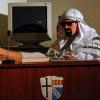 Ungewohntes Bild: Marius Reith überzeugte in seiner Rolle als falscher Scheich auf dem Bürgermeistersessel.