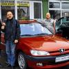 (ger)   Beim Autofahren hörte Gebrauchtwagenhändler Sven Stapf (links) im Radio davon, dass der Verein „Erwerbsloseninitiative Aschaffenburg und Untermain“ dringend einen Ersatz fürs bisherige Fahrzeug sucht, mit dem viele Einsätze der Initiative gefahren werden können. In seinem Unternehmen „Die-Auto-Box.de“ fand er ein geeignetes Auto, das er den Erwerbslosen spendete. Hoch erfreut holten Helmut Paradies und Alexander Schmidt (rechts) das noble und überaus willkommene Geschenk ab und durften außerdem noch einen Tankgutschein über 200 Euro von Andreas Sauerbeck, Gebietsleiter der German Assistance Versicherung AG, entgegennehmen.