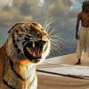 Traumhafte Bilder: Der junge Pi mit seinem Bengalischen Tiger.