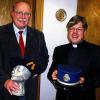(ng)   Weihnachtliche Bescherung aus dem Vatikan – Bürgermeister Emil Heinemann (links im Bild) hat dieser Tage zwei schöne Stücke für sein Polizei-Museum bekommen. Vom Kommandanten der Päpstlichen Schweizergarde Daniel Anrig erhielt er das Berrett und das Kepi, das die Inspektoren des Gendarmerie-Chors des Staates der Vatikanstadt tragen. Den Wunsch Heinemanns hatte Monsignore Matthias Türk übermittelt, der Mitarbeiter im Päpstlichen Rat für die Einheit der Christen im Vatikan ist. Der gebürtige Sennfelder war auf Heimaturlaub bei seinen Eltern in Sennfeld und übergab die Kopfbedeckungen im Rathaus an Heinemann. Der Kommandant hatte Türk zur persönlichen Übergabe beauftragt. Im Begleitschreiben bringt Kommandant Anrig seine Freude zum Ausdruck, dass ein fränkischer Bürgermeister Interesse an der kleinsten Armee der Welt zeigt. Er dürfe Berrett und Kepi, das die Tiara des Papstes trägt, nur zu Ausstellungszwecken verwenden und im Fall des Ablebens müssten die Erben diese an den Vatikan zurückgeben.