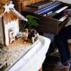 Heimorgel und Krippe:  Was wirkt wie ein Heile-Welt-Wohnzimmer, ist in Wahrheit ein geschlossenes Heim. Vanessa an der Orgel soll nicht erkannt werden.