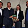 Frischgebackene Doktorin: Die gebürtige Tauberbischofsheimerin Dr. Katinka Krug stellte ihr Buch über die Baugeschichte vom Kloster Bronnbach vor. Gemeinsam mit ihr freuten sich Landrat Reinhart Frank (links), ihr Doktorvater Professor Matthias Untermann (rechts) und Professor Michal Goer vom Landesdenkmalamt.
