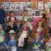 Stolz präsentiert eine Gruppe der Vorschulkinder ihre Urkunden, die sie als Bibliotheksführerschein ausgehändigt bekamen.