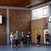 Die Gemeinderäte mit Bürgermeisterin Gertrud Bühl (rechts) besichtigten die in die Jahre gekommene Turnhalle in Breitbrunn.
