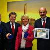 Tauschgeschäft: Nicht in die Tonne, sondern lieber zum Tauschmarkt Mainfranken, dafür plädieren (von links) WRG-Geschäftsführer Harald Kunzmann, Oberbürgermeister Georg Rosenthal, Landrätin Tamara Bischof und Landrat Eberhard Nuß.
