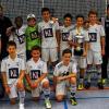 (pm) Unter den Augen von DFB-Direktorin Steffi Jones hat die U-13-Mannschaft des NLZ Würzburg-Randersacker das Hallenturnier aller nordbayerischer Fußball-Nachwuchsleistungszentren in Großheubach gewonnen. Das Bild zeigt (hinten von links) Yvonne Söser (Frauenbeauftragte des Bezirks Unterfranken), Adolf Weis (Kreisspielleiter Aschaffenburg/Miltenberg), Jason Tuda, Simon Bareis, Niklas Dotterweich, Timo Eisenmann, Lukam Hemm, Kevin Frisorger, Trainer Marcel Heck, Peter Hefner (TSV Großheubach) sowie (vorne von links) Steffi Jones (DFB-Direktorin), Nicolas Pfarr, Fabian Ehrenfels und Fabio Bozesan.
