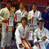 (swt) Bei den unterfränkischen Einzelmeisterschaften der Judoka in Obernburg starteten sechs Kämpfer der TG Schweinfurt sehr erfolgreich. In der Klasse bis 50 kg siegte Alexander Fischer wie Julian Michelfeit in der Klasse bis 55 kg und Markus Michelfeit in der Klasse bis 60 kg. Dritte Plätze holten in der Klasse bis 60 kg Hermann Brauer, bis 66 kg Albert Mkrtitschev und bis 73 kg Amir Yousufi. Vor allem Markus Michelfeit überzeugte in seiner Klasse, gewann im Finale überlegen gegen einen Kämpfer aus dem Bayernkader. Mit den sechs Podestplätzen holte man sich Selbstvertrauen für die Nordbayerische Mitte Januar in Hof. Auf dem Bild hinten (von links) Amir Yousufi, Alexander Fischer, Julian Michelfeit, Albert Mkrititschev sowie vorne Hermann Brauer und Markus Michelfeit.