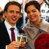 (uli)   Nicolai Müller ist in den Hafen der Ehe eingelaufen. Der aus dem Gemündener Stadtteil Wernfeld stammende Profi des Fußball-Bundesligisten FSV Mainz 05 hat die ebenfalls 25 Jahre alte Jessica Melev geheiratet. Beide gaben sich auf dem Standesamt im Gemündener Huttenschloss das Ja-Wort. Im schwarzen Anzug, mit roter Rose im Knopfloch und einem strahlenden Lächeln im Gesicht, schritt der 25-Jährige mit seiner frisch Vermählten durch das Portal des Huttenschlosses, wo etwa hundert Freunde und Verwandte das junge Paar mit Applaus begrüßten. Nachwuchsfußballer seines Heimatvereins TSV Wernfeld bildeten ein Spalier. Die Fürtherin hatte Nicolai Müller kennengelernt, als er vor seinem im Sommer 2011 vollzogenen Wechsel nach Mainz noch für den damaligen Zweitligisten SpVgg Greuther Fürth spielte. Nächstes Jahr im Sommer wollen Beide auch noch vor den Traualtar treten.