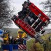 Bei einer Einweisungs- und Übungsfahrt verunglückt: Das neue Löschfahrzeug der Feuerwehr Ebern geriet zwei Tage vor Weihnachten bei Bramberg auf das Bankett und stürzte um. Das 370 000 Euro teuere Fahrzeug musste mit einem Autokran geborgen werden.