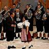 So kennt man sie aus den 70er Jahren: Ernst Mosch und seine Original Egerländer Musikanten. Der Tenorhornist Karl Kraft aus Bettingen (vordere Reihe Vierter von links) war Mitglied der berühmten Blaskapelle. Vorne Ernst Mosch mit Sängerin Barbara Rosen.