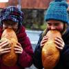 Ein herzhafter Biss in das frisch gebackene Brot: Das schmeckt den Kindern in Irmelshausen am Neujahrsmorgen richtig gut, vor allem wenn man ein Stück vom Glücksschweinchen erwischt hat, das auf dem Glücksbrot befestigt war.
