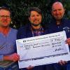 Helfer für Afrika: Mit 700 Euro unterstützt Ingbert Häußlein aus Hopferstadt die Hilfsaktion von Burkard Freitag (rechts), an der sich auch Adelbert Karl (links) beteiligt.