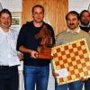 Grabfeldspringer gewonnen: Simon Baudrexel vom SC Bad Nauheim, der zum fünften Mal an den „Bad Königshofen Open“ teilnahm, gewann den Grabfeldspringer 2012. Von links: Timo Helm, Andreas Schmidt, Norbert Lukas, Simon Baudrexel, Roland Müller, Nikolai Helmich, Joachim Wirfs und Jürgen Müller.