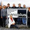 Staunende Besucher: UWG/FW-Teilnehmer besichtigten in Gerbrunn neben kommunalen Einrichtungen auch die 1998 gegründete Firma nanoplus und ihren Firmengründer Dr. Johannes Koeth (links neben dem Firmenschild).