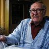 Kramen in Erinnerungen: Der Dingolshäuser Karl Bauer vor seinem Aktenordner mit Briefen und Dokumenten aus der siebenjährigen Zeit von Krieg, Niederlage und Gefangenschaft.